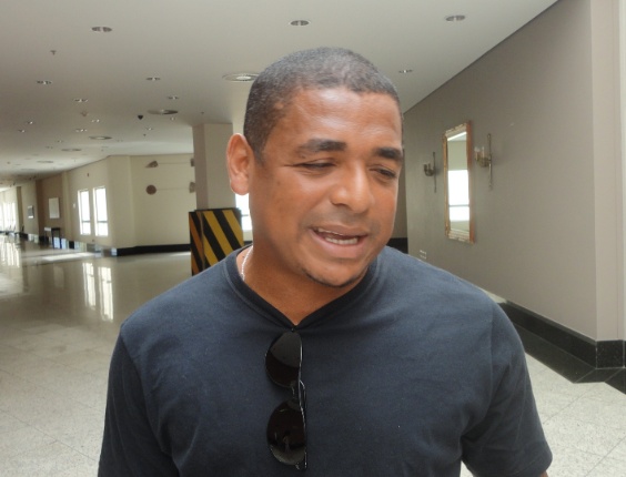 vampeta-em-atibaia-no-hotel-da-pre-temporada-do-vasco-06012012-1325898732912_564x430